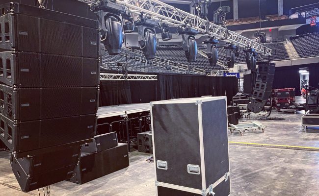 Who’s else’s favorite color is black?🖤 📸 @limitlesslightsandsound @dbtechnologies VIO LINE ARRAY @martinprofessional VIPERS & AURAS . ^^ our gear puts in that work 😤 . #productionlife #eventproduction #lightingdesign #linearray